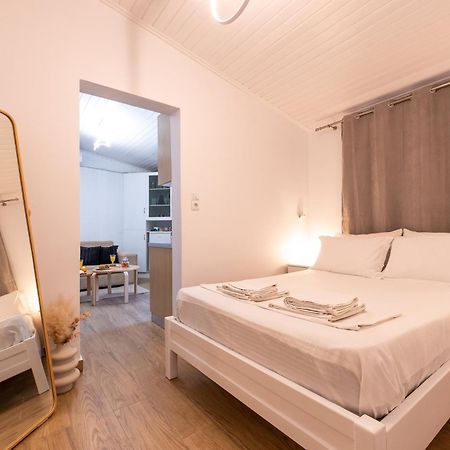 Eden - A Night Near Athens Int Arpt Apartman Szpáta Kültér fotó